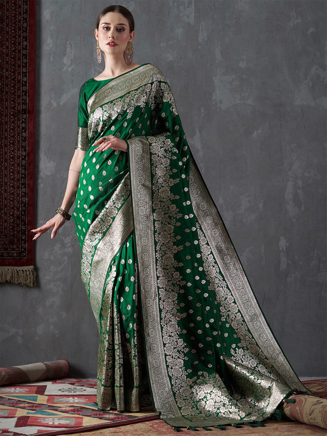 

Mitera Ethnic Motifs Woven Design Zari Silk Blend Kanjeevaram Saree, Green