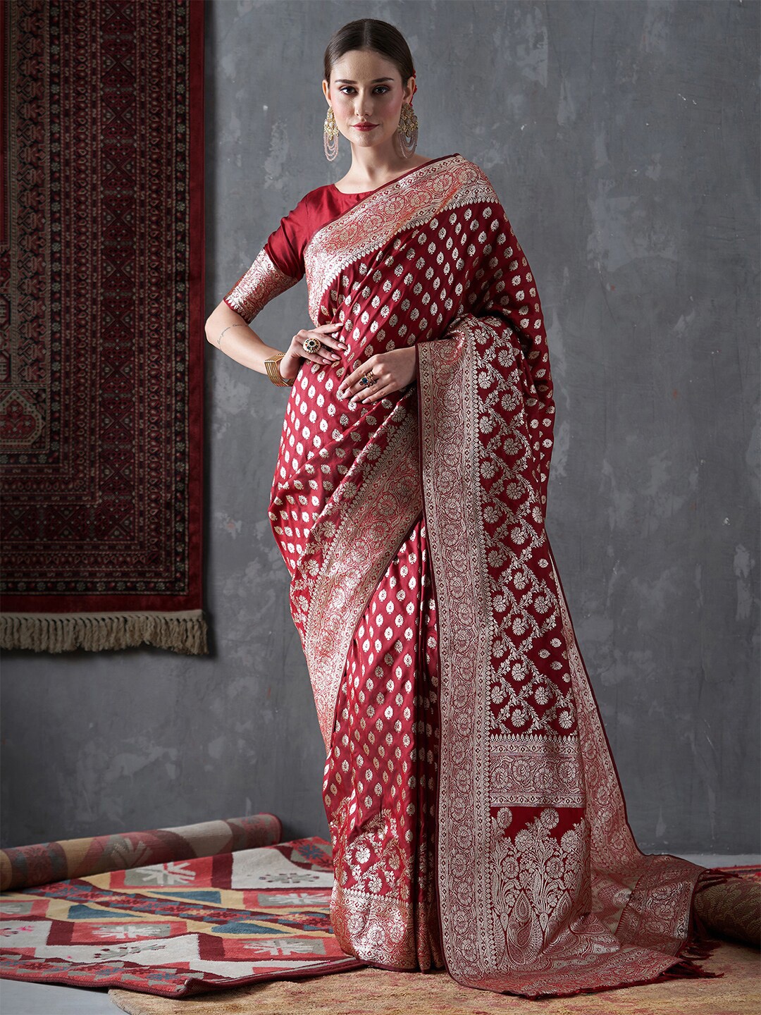 

Mitera Woven Design Zari Silk Blend Kanjeevaram Saree, Maroon