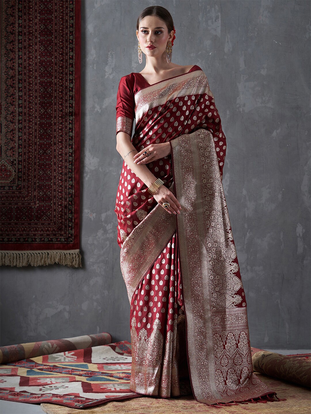 

Mitera Woven Design Zari Silk Blend Kanjeevaram Saree, Maroon