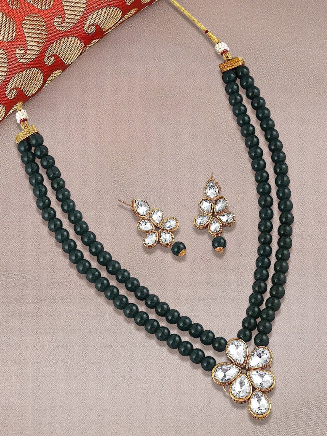 

OOMPH Kundan-Studded & Beaded Jewellery Set, Gold