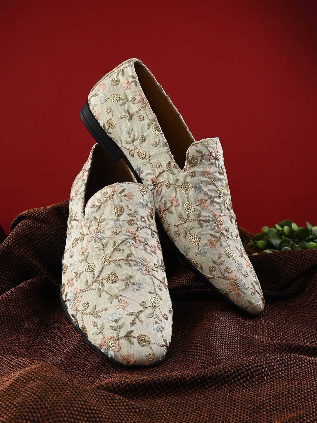 

House of Pataudi Men Ethnic Embroidered Comfort Insole Mojaris, Beige