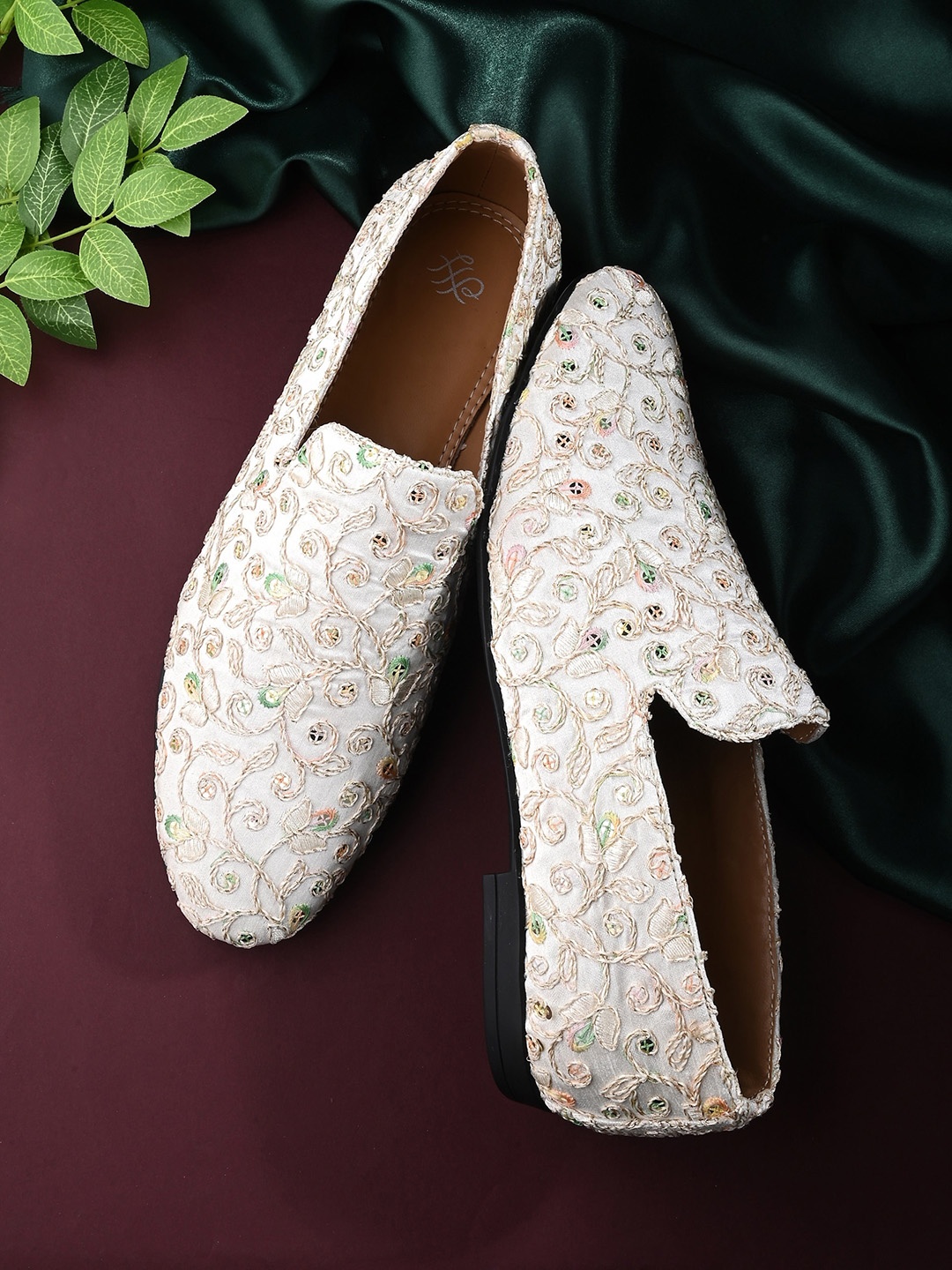 

House of Pataudi Men Ethnic Embroidered Comfort Insole Mojaris, White