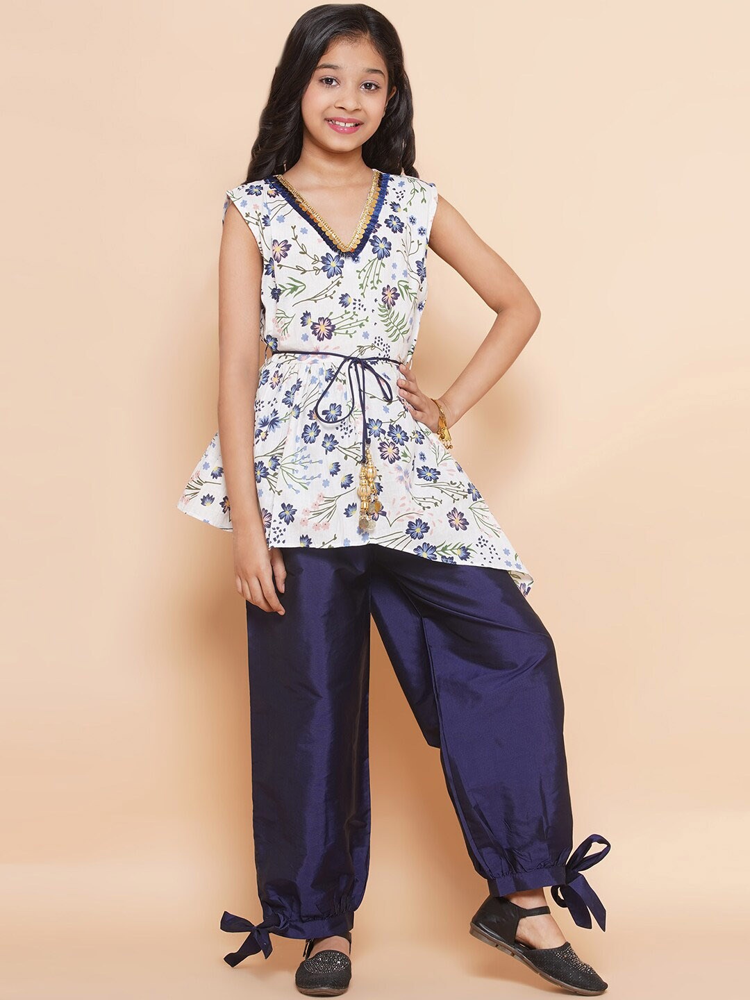 

Modish Couture Girls White Floral Printed Regular Pure Cotton Kurta with Salwar