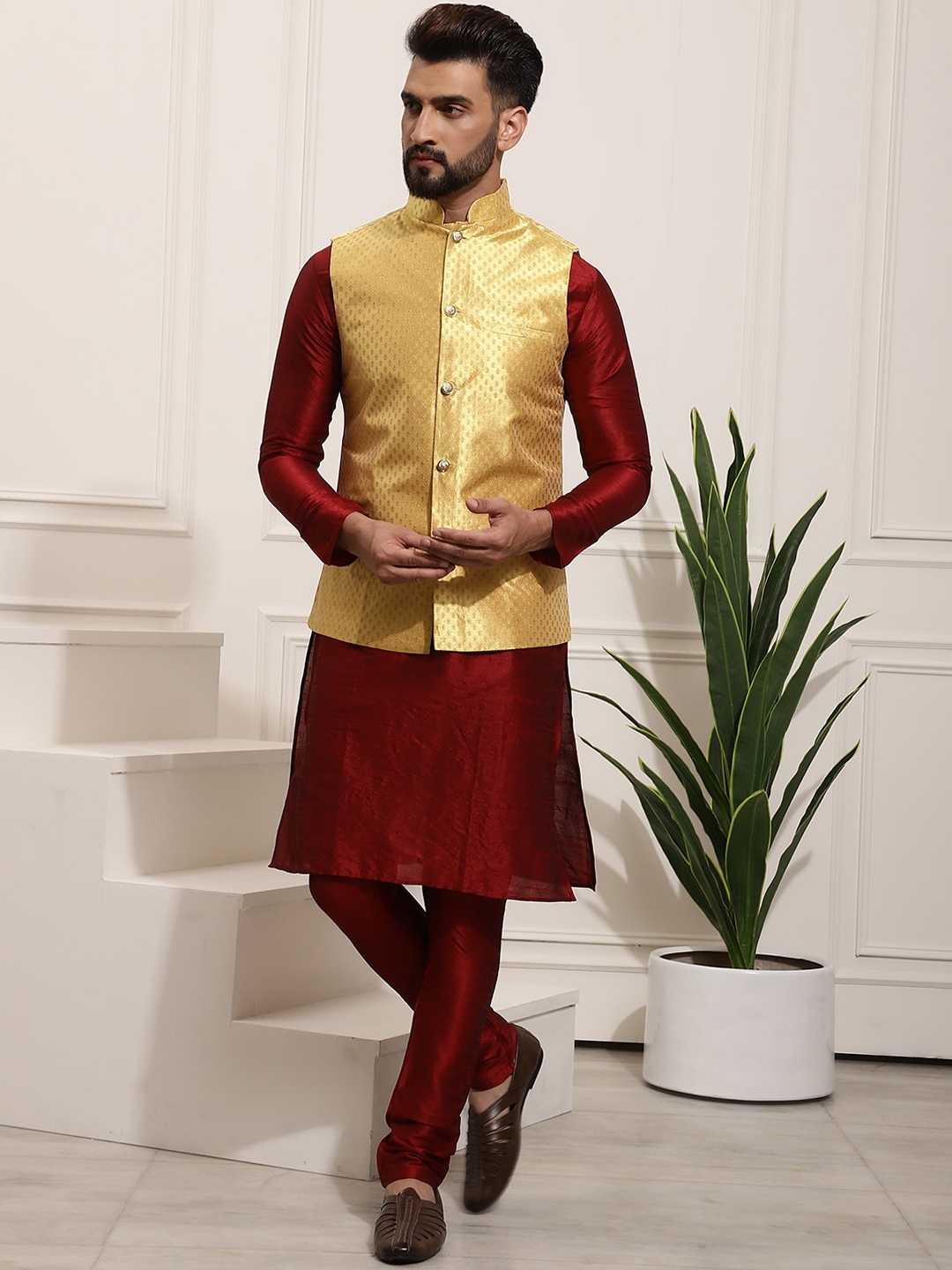 

SOJANYA Regular Kurta With Churidar & Nehru Jacket, Maroon