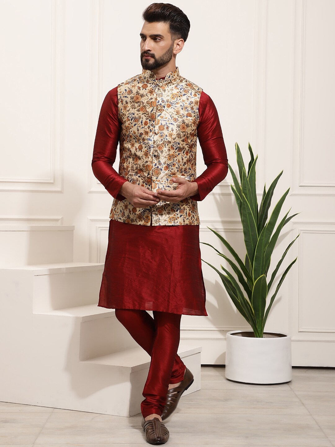 

SOJANYA Floral Print Mandrain Collar Kurta With Churidar & Nehur Jacket, Maroon