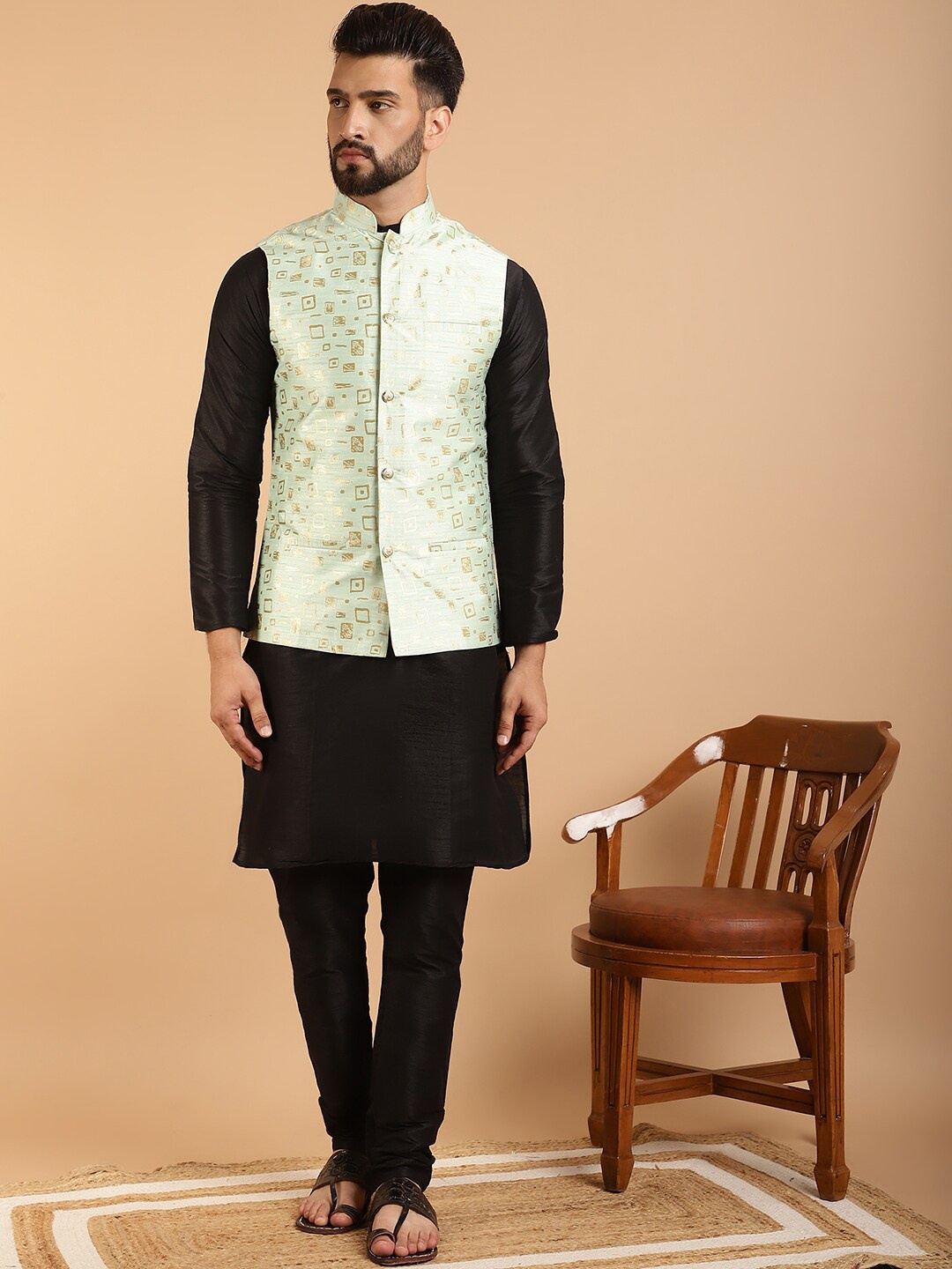 

SOJANYA Abstract print Mandrain Colllar Kurta With Churidar & Jacket, Black