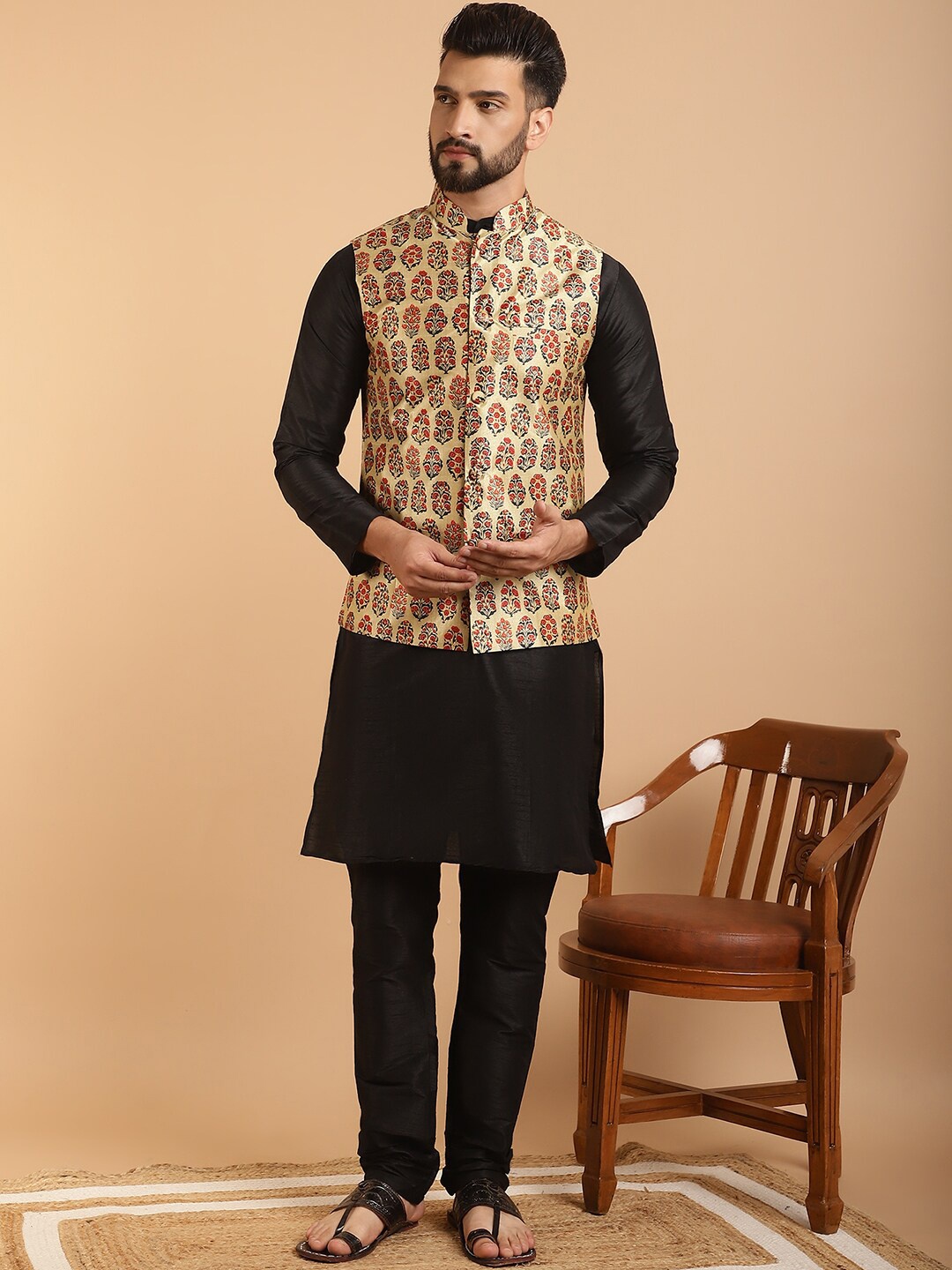 

SOJANYA SOJANYA Floral Print Mandrain Collar Kurta with Churidar & Nehur Jacket, Black
