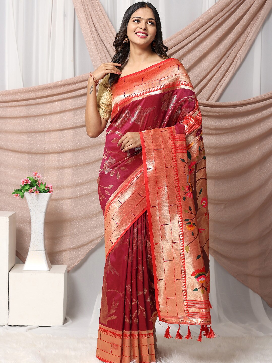 

VASTRANAND Woven Design Zari Paithani Saree, Burgundy