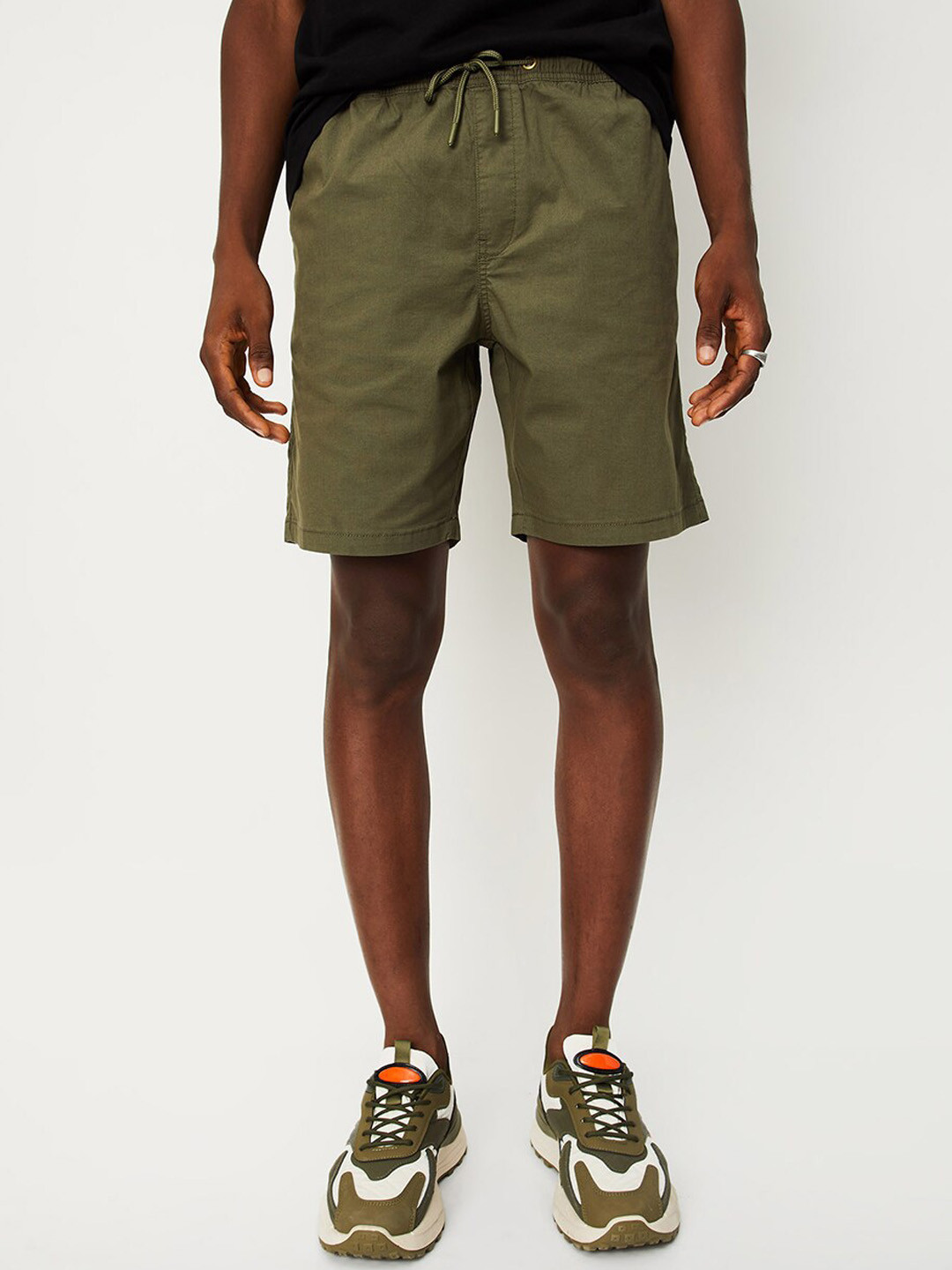

max Men Mid-Rise Chino Shorts, Olive