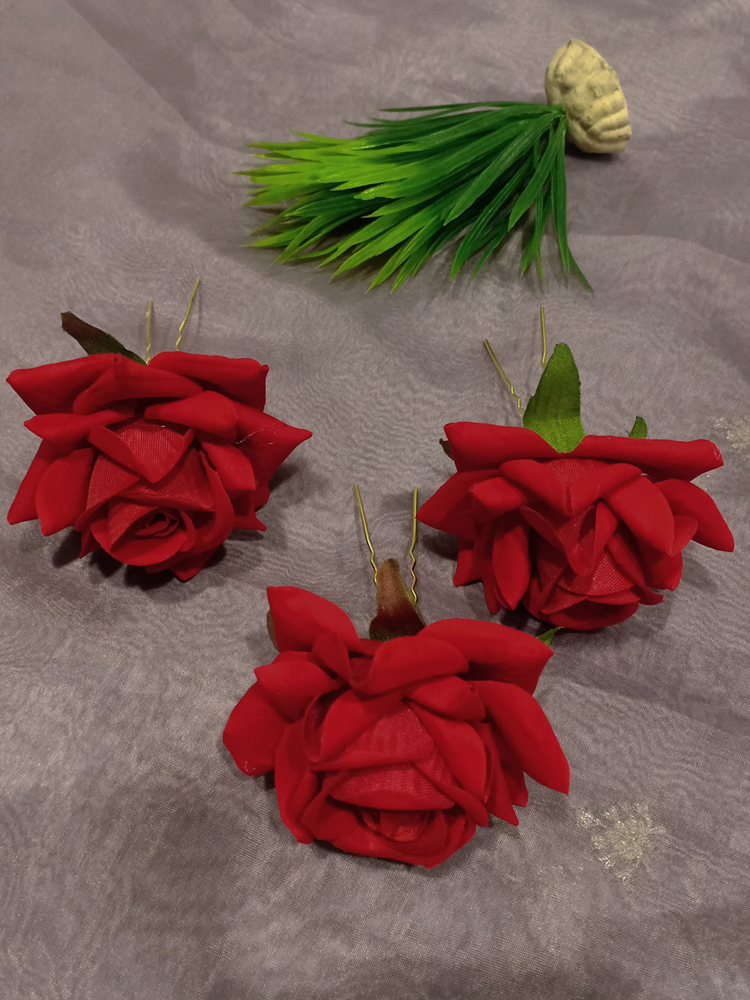 

FEMMIBELLA Set of 3 Embellished U Pins, Red