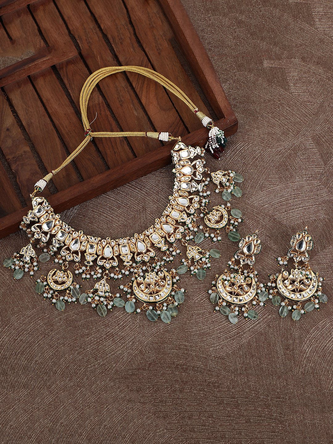 

AURAA TRENDS Gold-Plated Kundan-Studded Jewellery Set