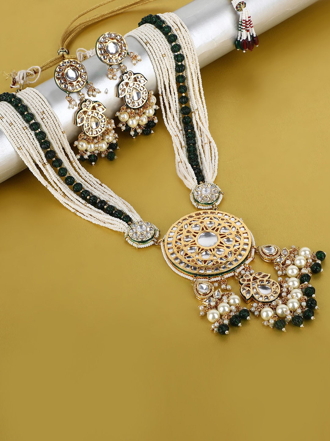 

AURAA TRENDS Gold-Plated Kundan Studded & Beaded Jewellery Set
