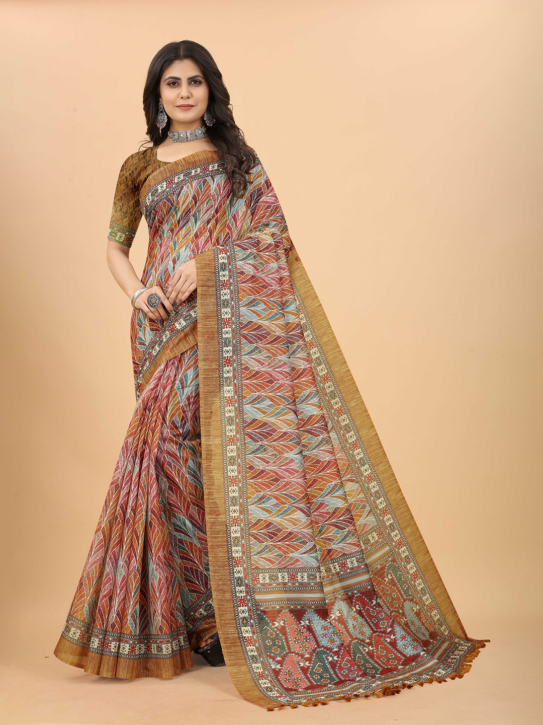

Kiwie Ethnic Motifs Printed Linen Blend Saree, Red