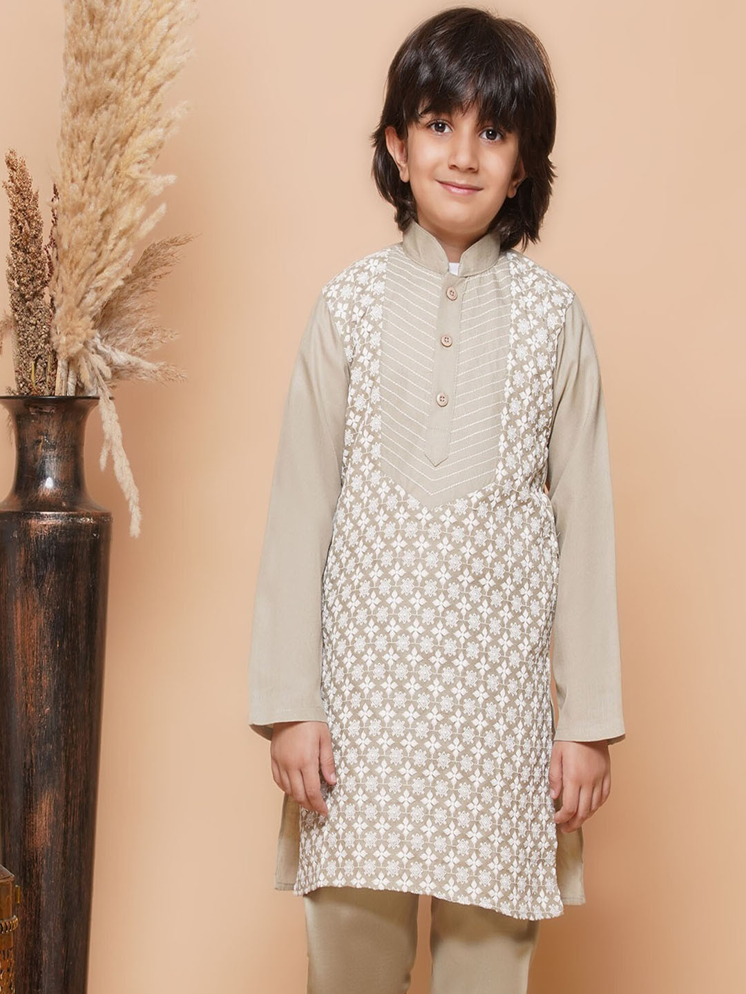 

Aj DEZInES Boys Ethnic Motifs Mandarin Collar Thread Work Detailed Pure Cotton Kurta, Grey