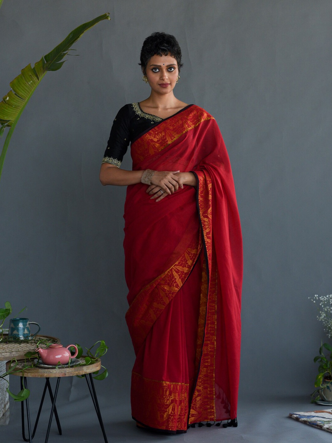 

Suta Red & Gold-Toned Woven Design Zari Pure Cotton Saree