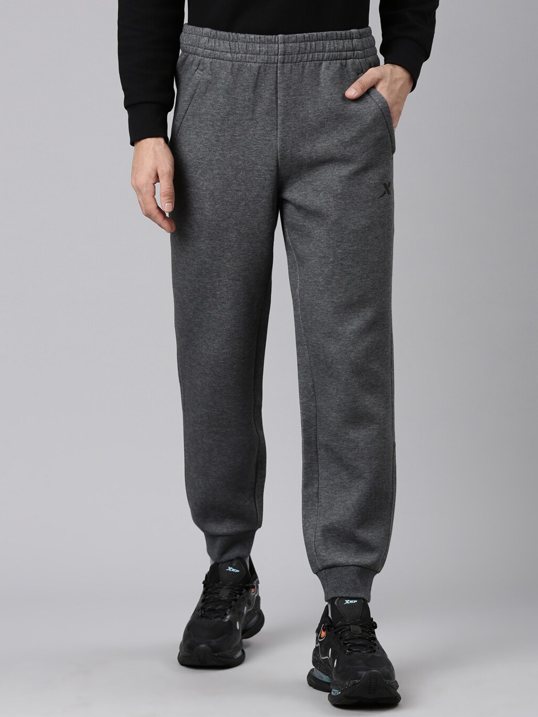 

Xtep Men Regular-Fit Joggers, Grey