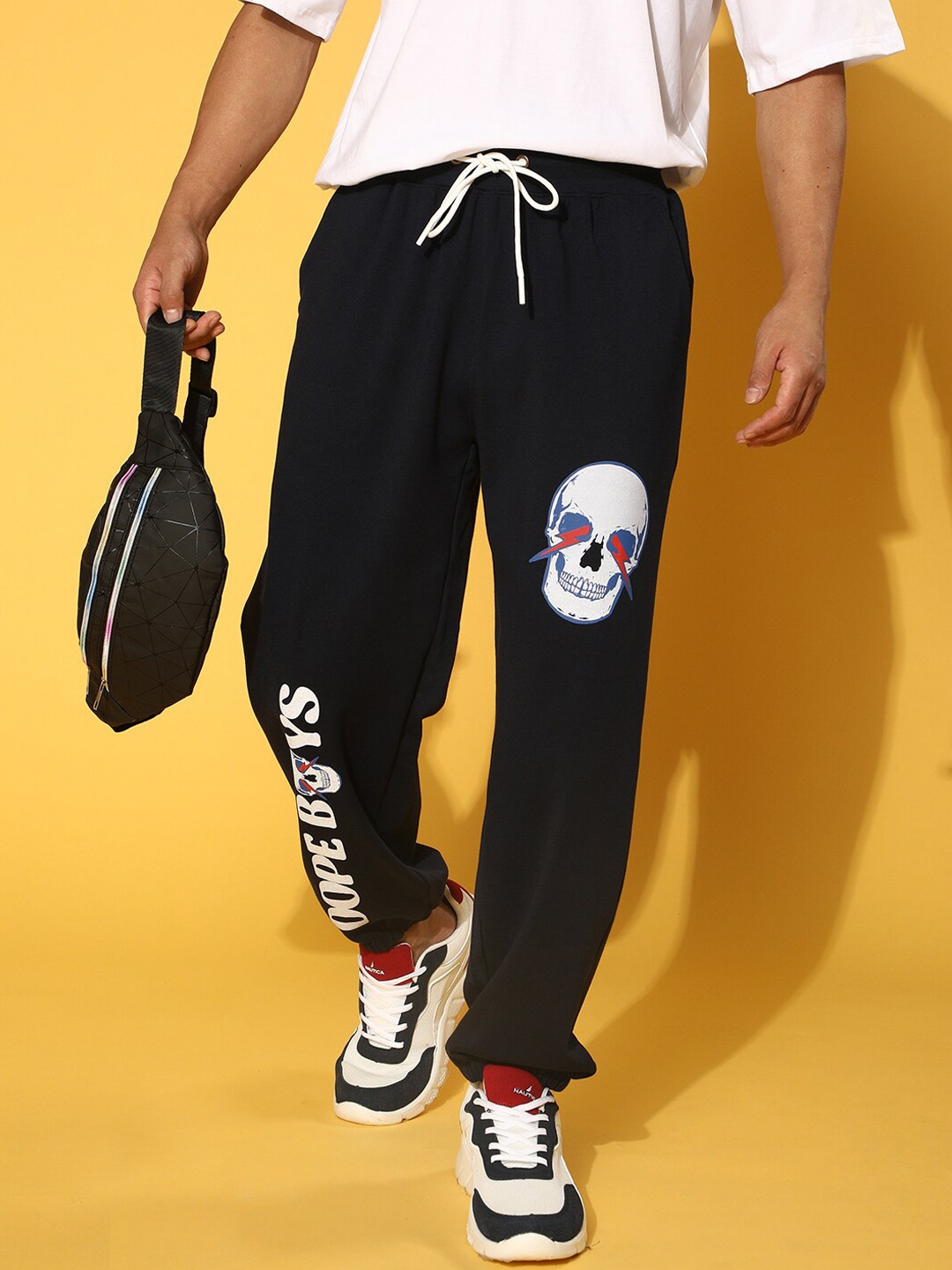 

VEIRDO Men Black Graphic Print Regular Joggers