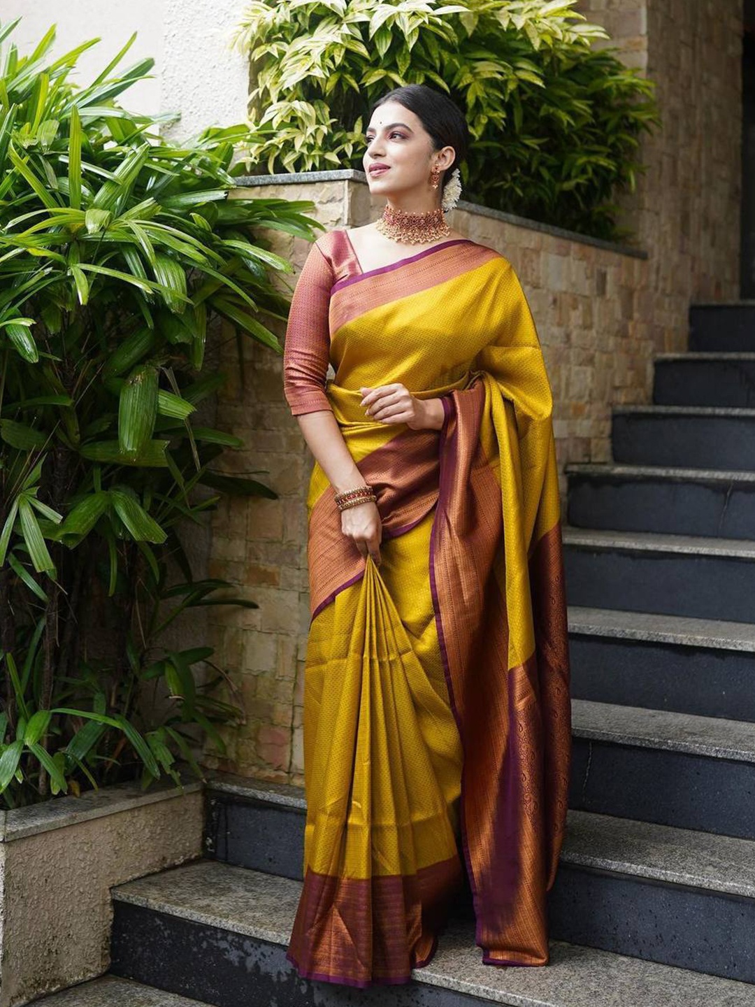 

Fab Viva Ethnic Motifs Zari Silk Blend Banarasi Saree, Yellow