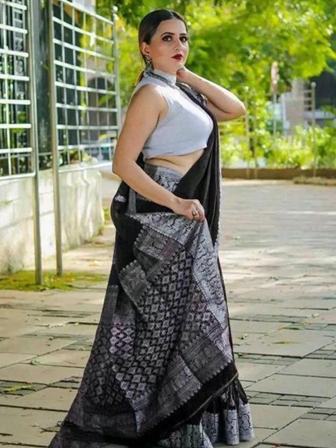 

Fab Viva Woven Designed Zari Detailed Banarasi Saree, Black