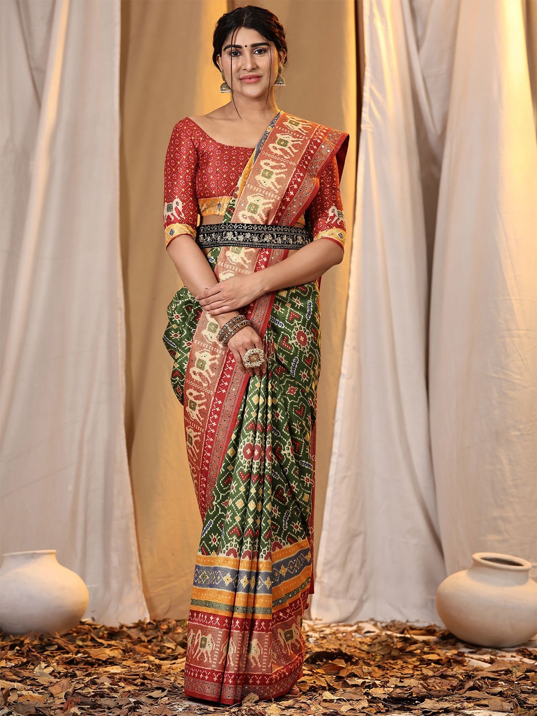 

Phenav Ethnic Motifs Printed Zari Pure Silk Saree, Green