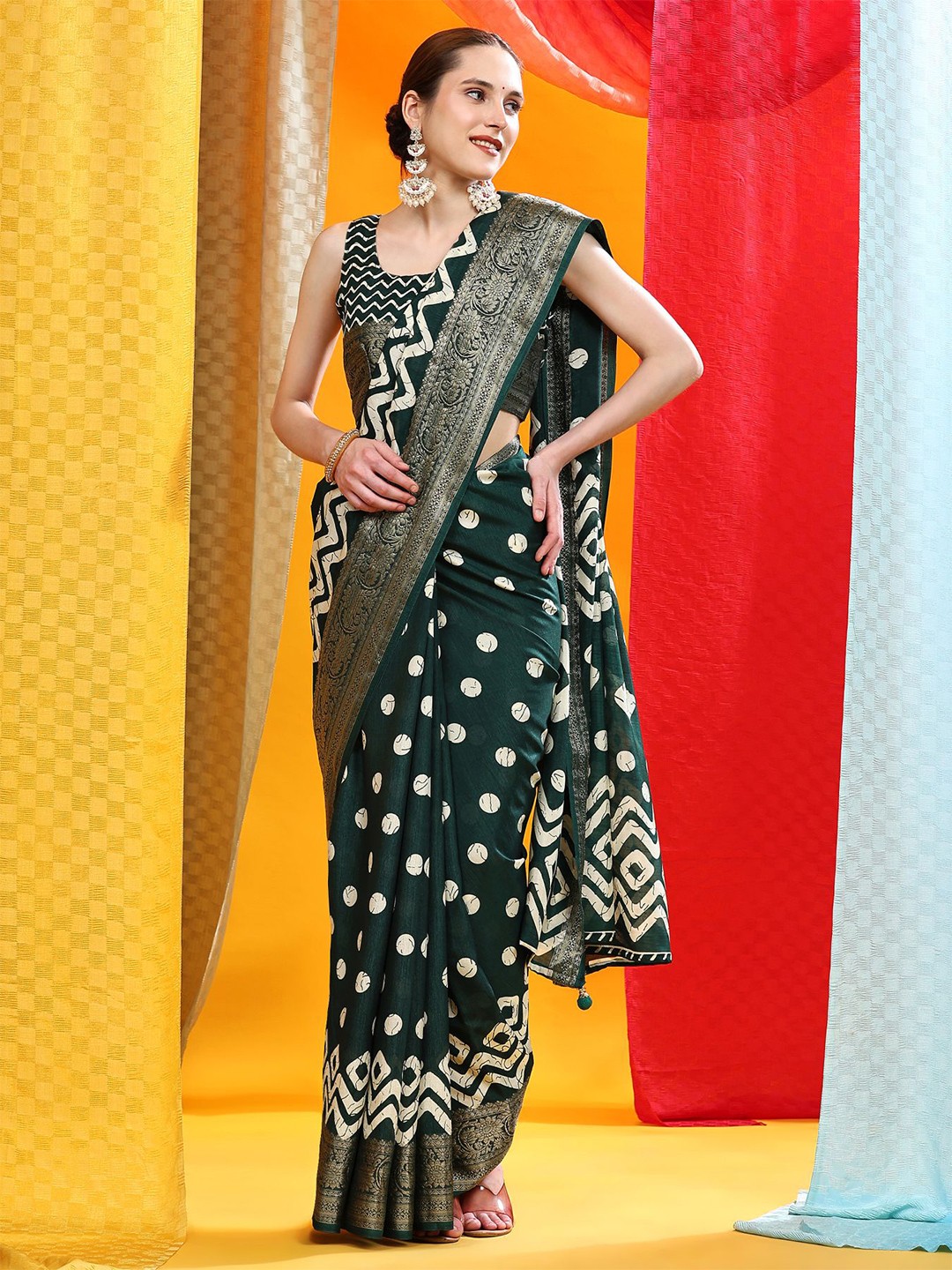 

Phenav Geometric Zari Pure Silk Saree, Green