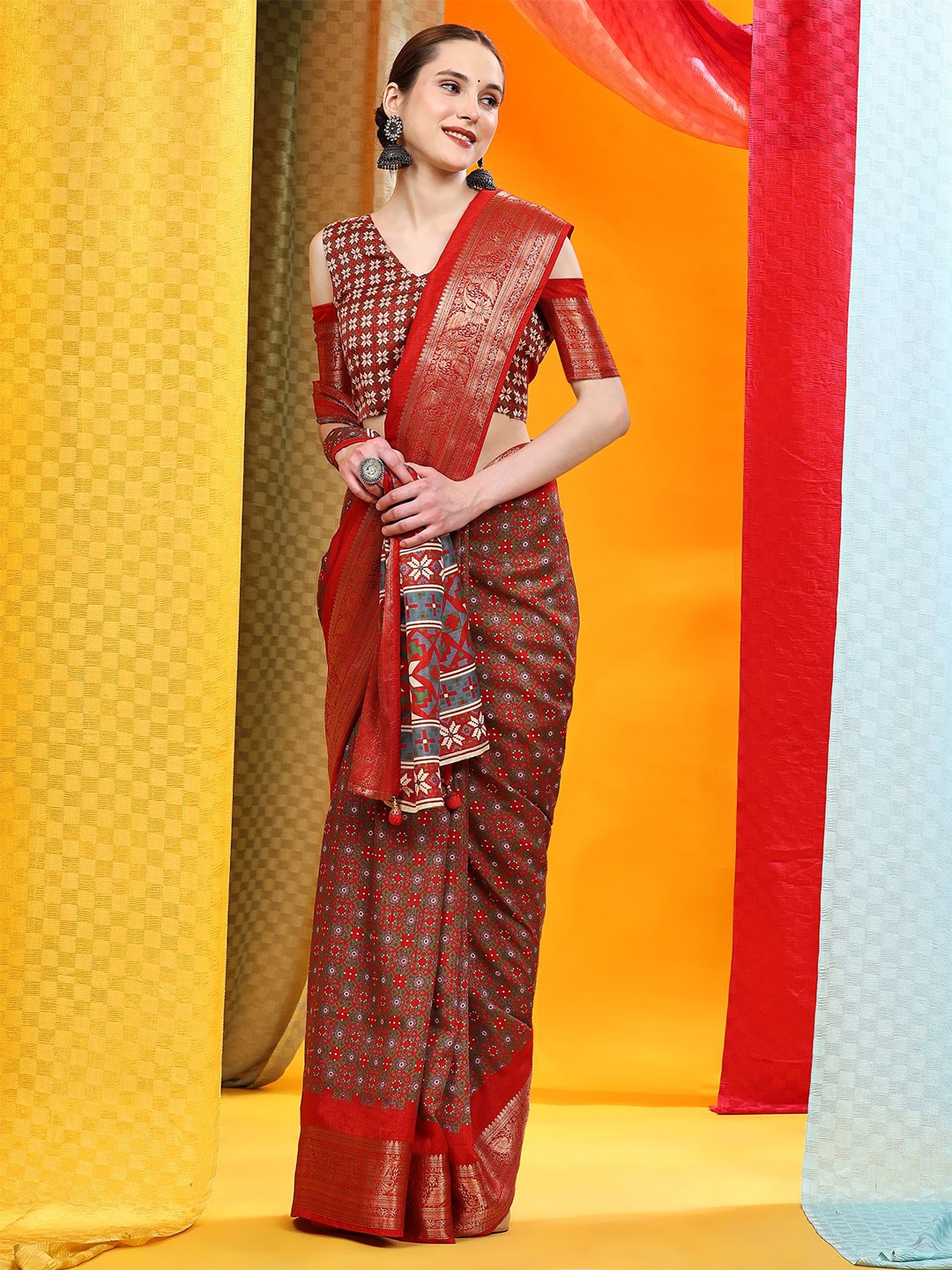 

Phenav Floral Zari Pure Silk Saree, Red