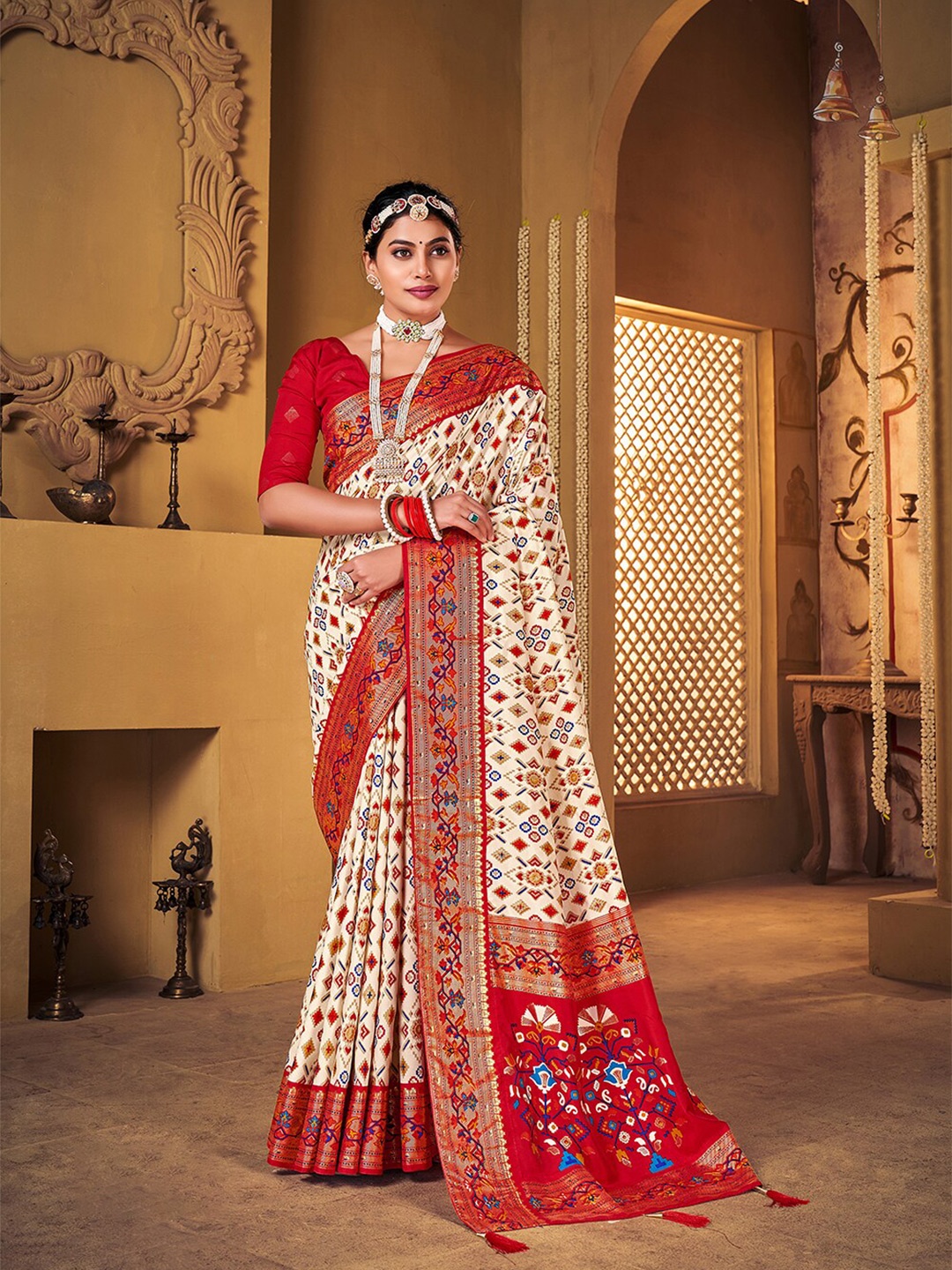 

Mitera Off White & Red Ethnic Motifs Woven Design Zari Silk Cotton Mysore Silk Saree
