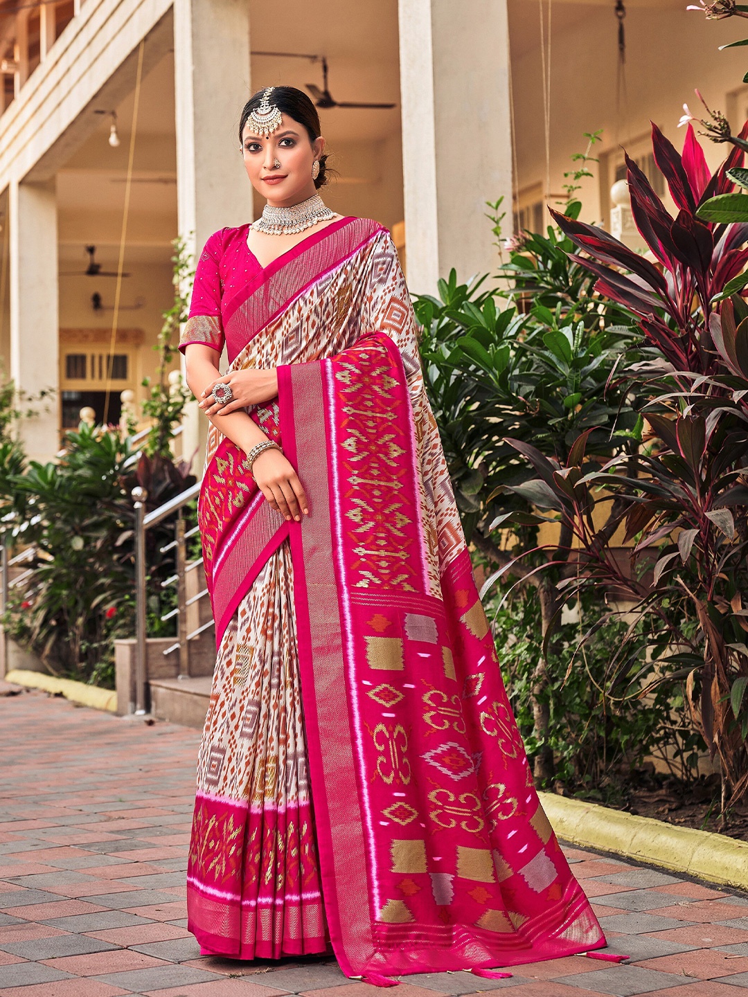 

Mitera Geometric Printed Zari Silk Cotton Ikat Saree, Cream