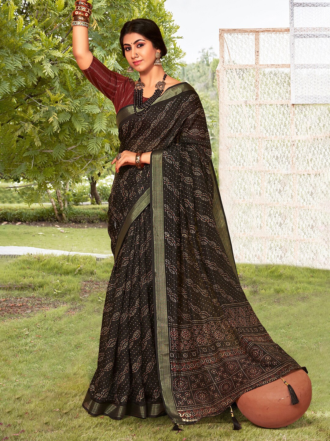 

Saree mall Bandhani Printed Zari Bandhani Sarees, Black