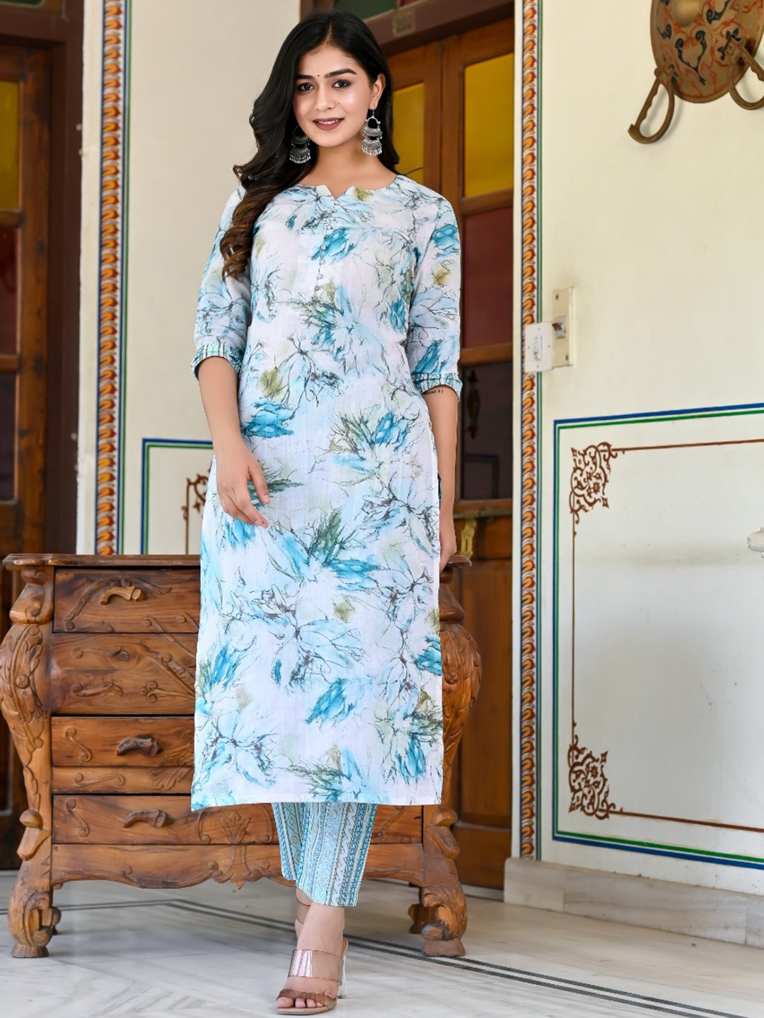 

GoSriKi Floral Printed Straight Kurta with Trousers, Blue
