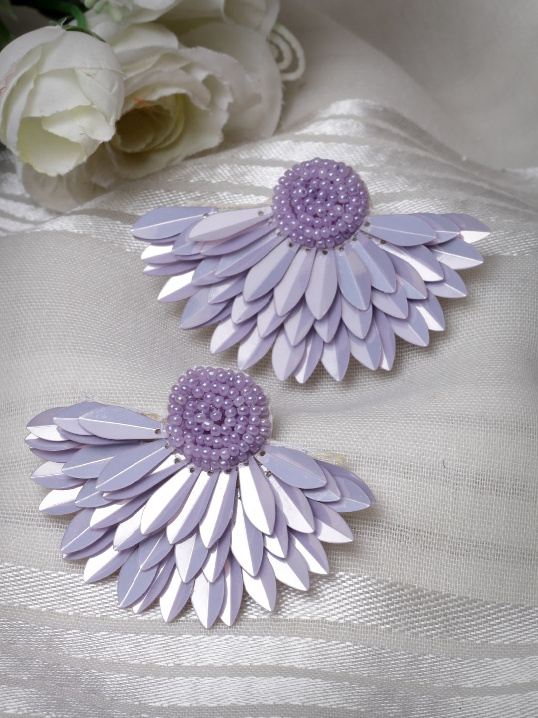 

Moedbuille Silver-Plated Floral Shaped Drop Earrings