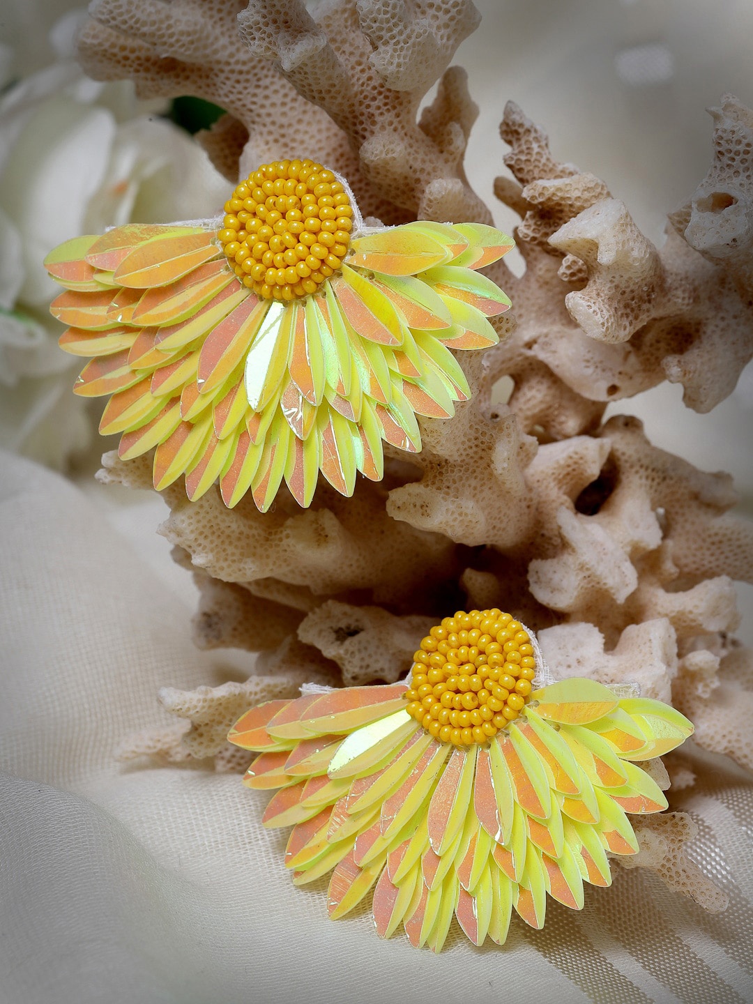 

Moedbuille Silver-Plated Floral Shaped Drop Earrings