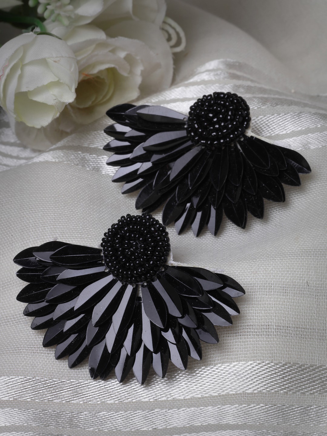 

Moedbuille Silver-Plated Beaded Leaf Pattern Contemporary Drop Earrings