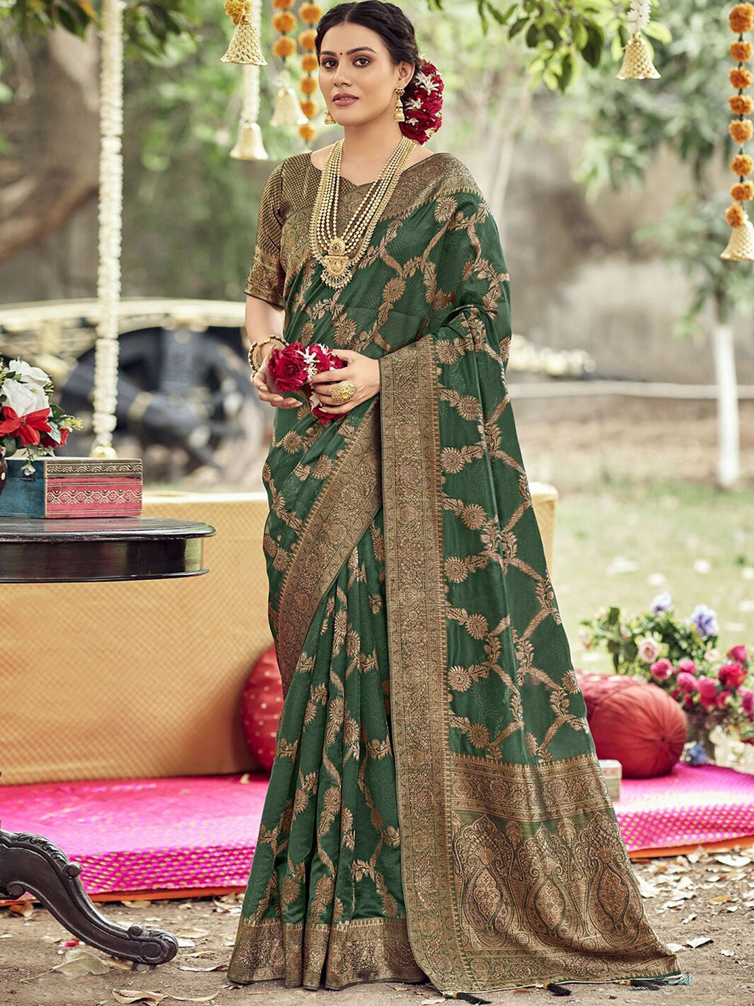 

Mitera Green & Gold-Toned Woven Design Zari Tissue Saree