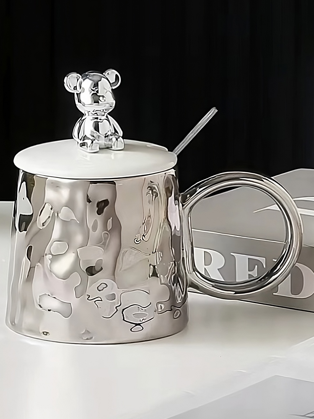 

BonZeaL Silver-Toned & White Ceramic Glossy Coffee Mug With Lid & Spoon 300 ml