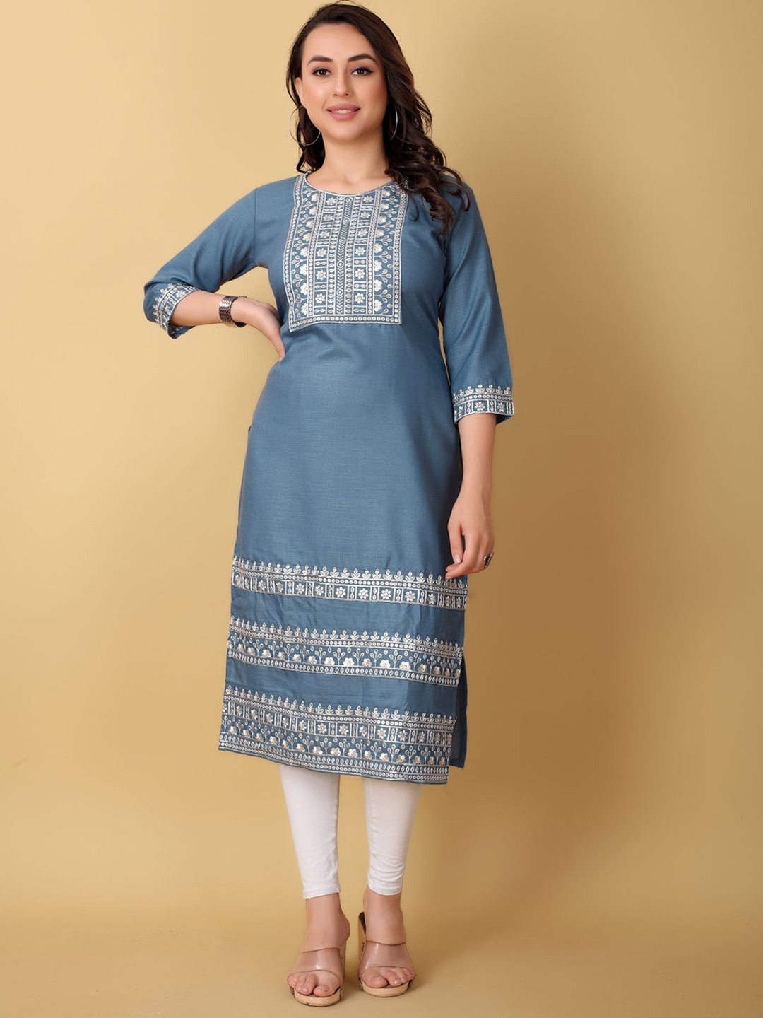 

VAIRAGEE Floral Thread Work Yoke Design Kurta, Grey