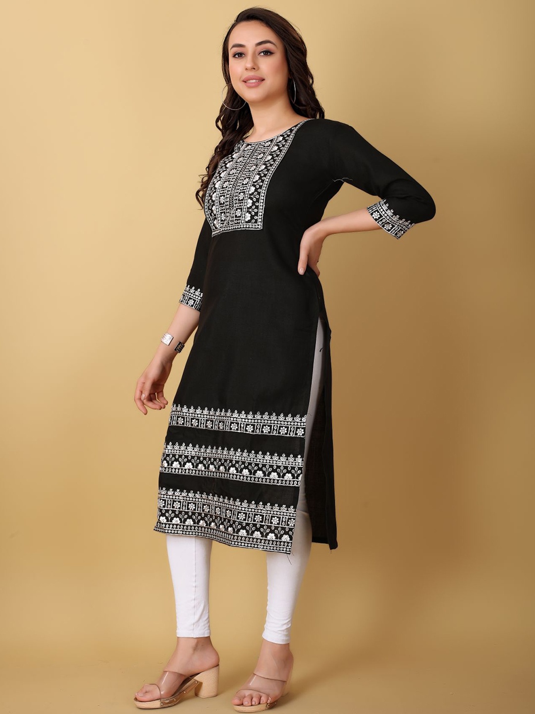 

VAIRAGEE Floral Thread Work Yoke Design Kurta, Black