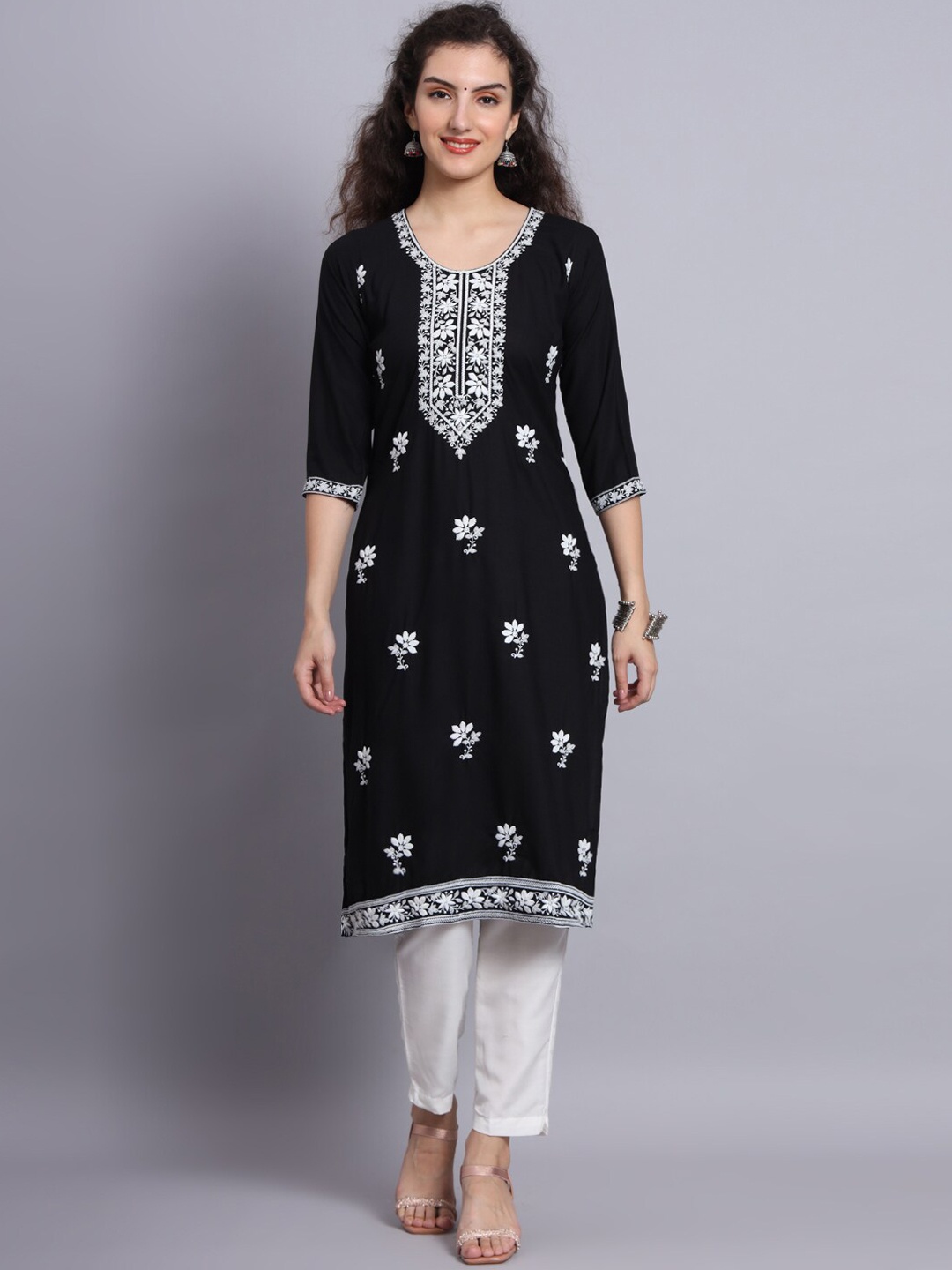 

VAIRAGEE Floral Embroidered Thread Work Kurta, Black