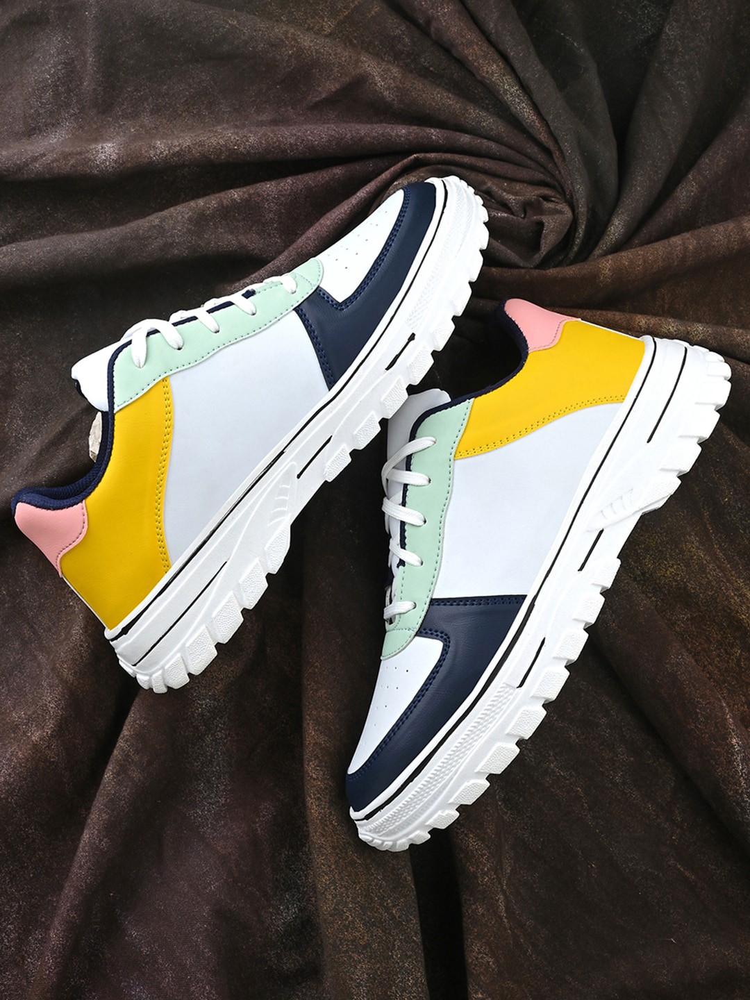 

HERE&NOW Men White & Sea Green Colourblocked Lightweight Sneakers