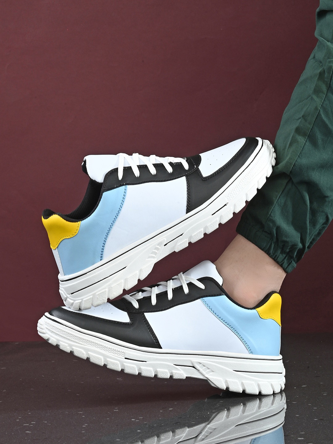 

HERE&NOW Men White & Blue Colourblocked Lightweight Sneakers