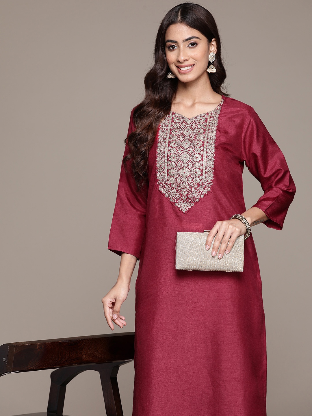 

Ishin Yoke Design Embellished Sweetheart Neck Zari Kurta, Maroon