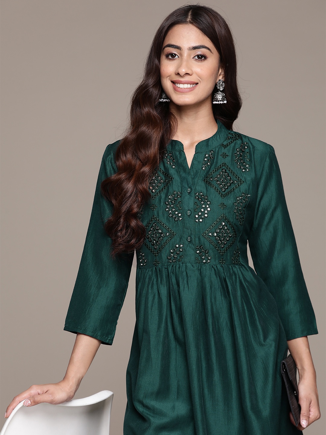 

Ishin Embroidered Mandarin Collar Mirror Work Kurta, Green