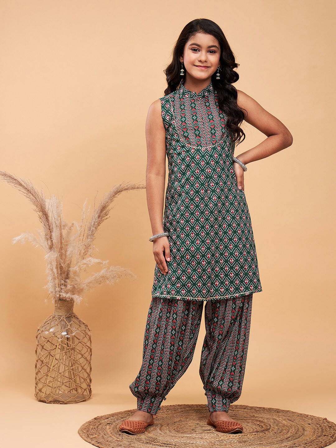 

Stylo Bug Girls Ethnic Motifs Printed Gotta Patti Pure Cotton Kurta With Pyjamas, Green