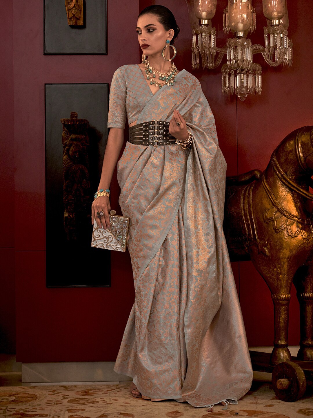 

Mitera Grey & Gold-Toned Floral Woven Design Zari Banarasi Saree