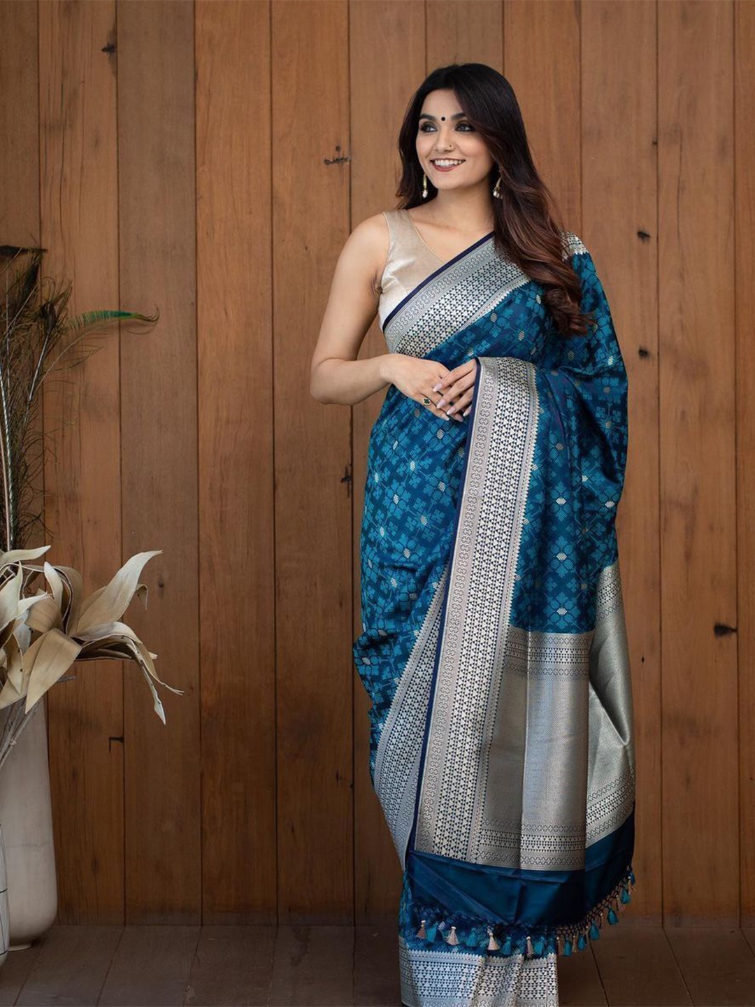 

DIVASTRI Ethnic Motif Zari Saree With Blouse Piece, Blue