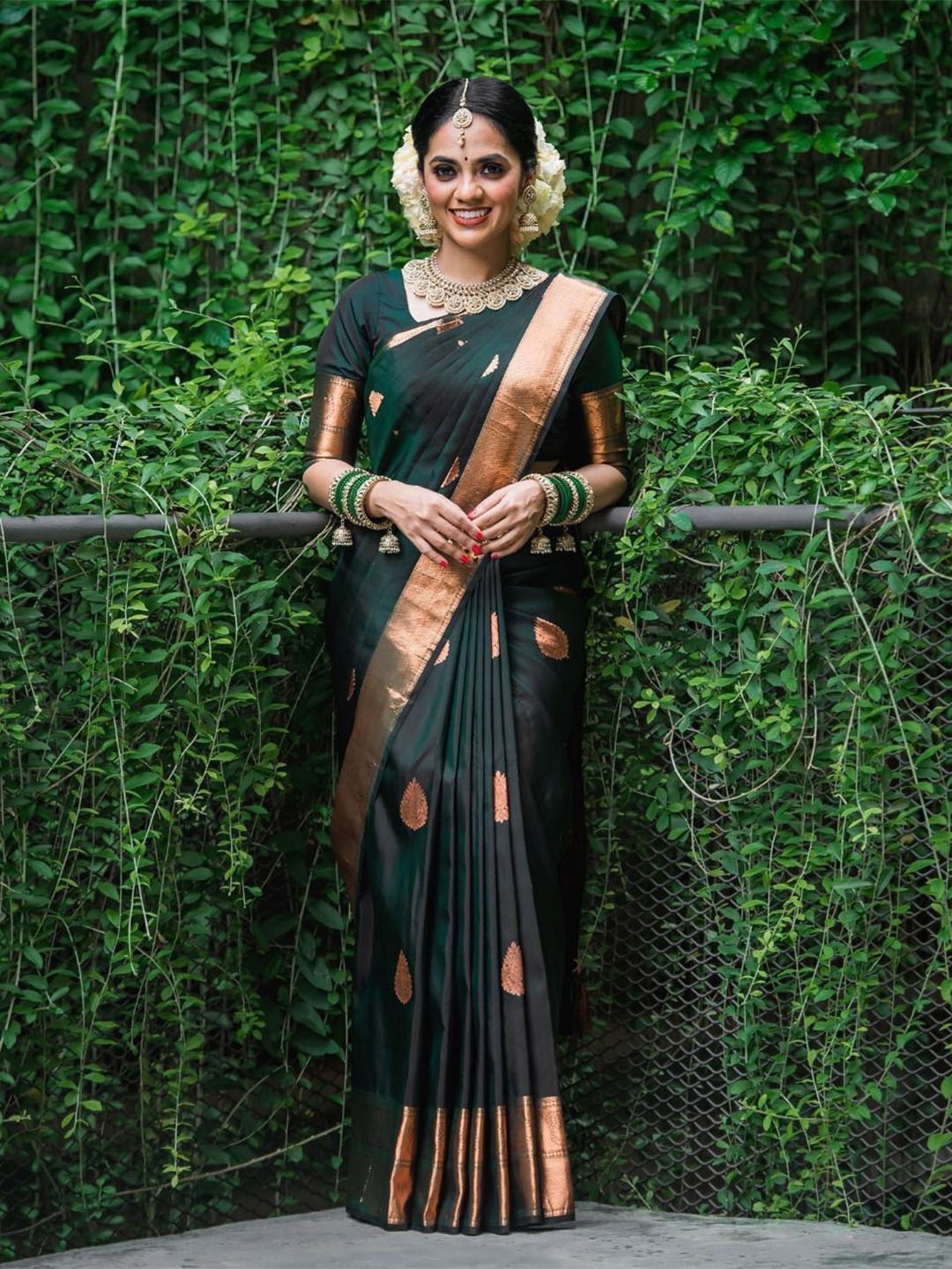 

DIVASTRI Ethnic Motif Zari Banarasi Saree With Blouse Piece, Green