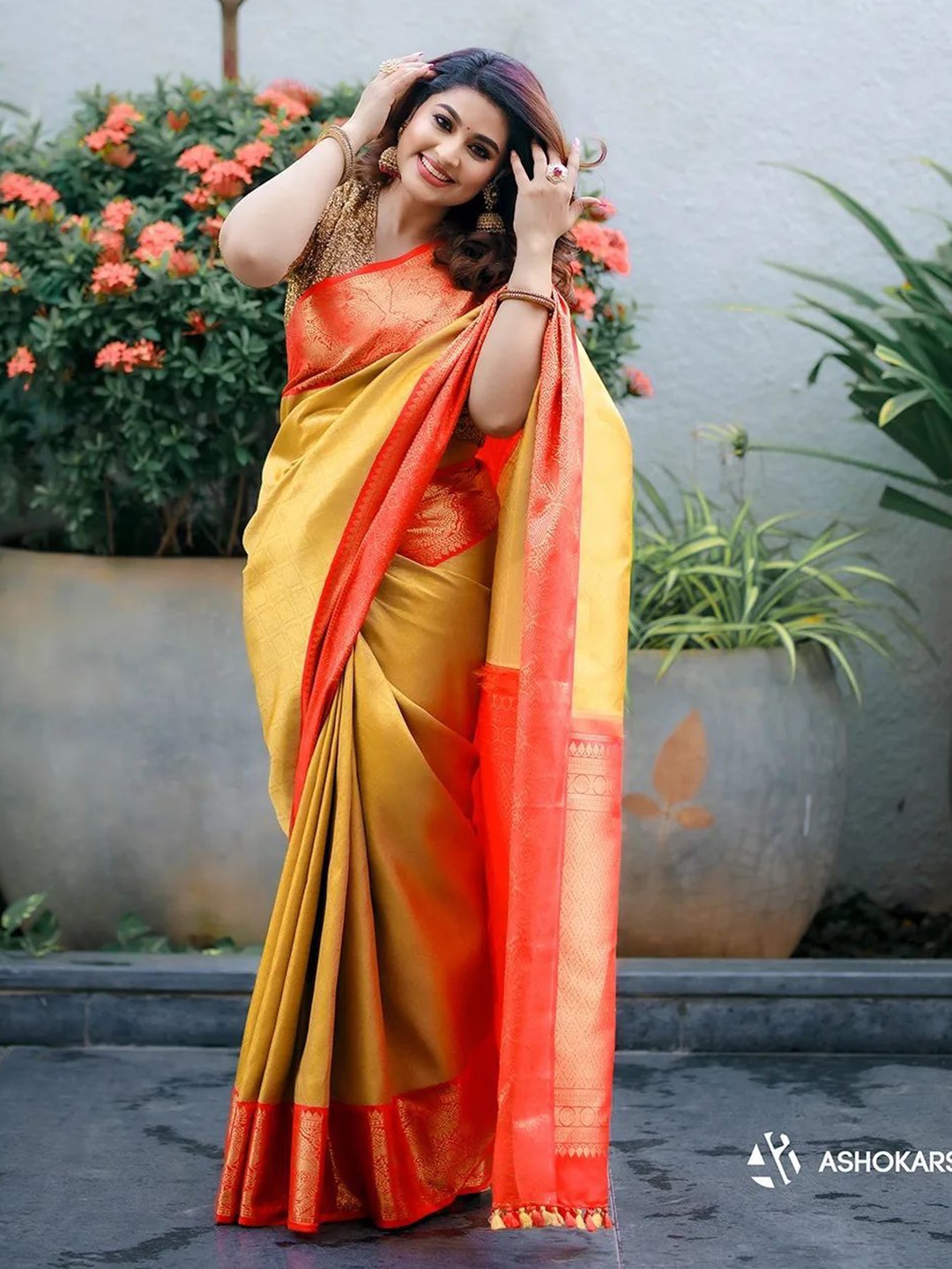 

DIVASTRI Woven Design Zari Banarasi Saree, Yellow