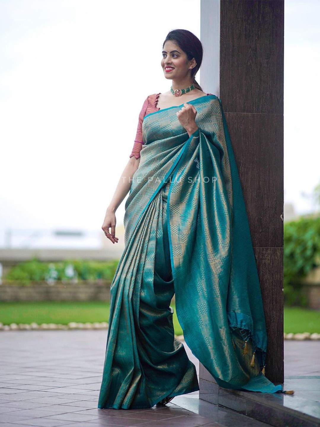 

DIVASTRI Ethnic Motif Woven Design Zari Banarasi Saree, Turquoise blue