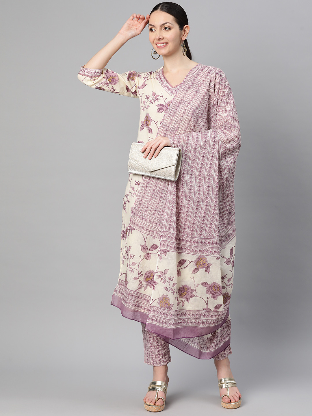 

Vbuyz Women Floral Printed Regular Pure Cotton Kurta with Trousers & Dupatta, Maroon