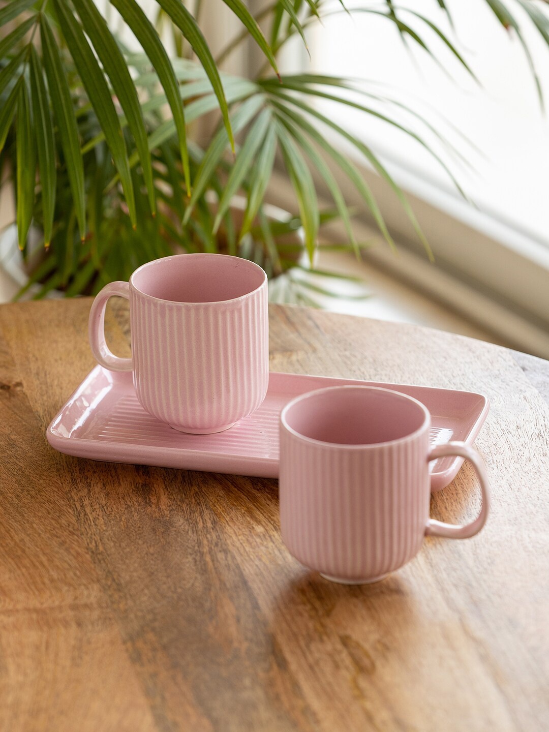 

ExclusiveLane 3 Pcs Pink Textured Ceramic Matte Mugs with Tray